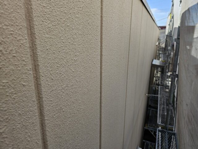 介護施設の外壁や屋根、防水部分など建物全体の劣化状況を確認する建物診断