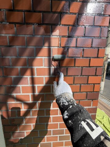 「タイル調外壁のダブルトーンダイヤモンド工法による塗装工程（意匠仕上げ）」