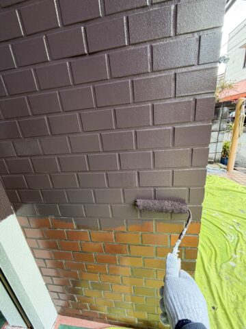 「タイル調外壁のダブルトーンダイヤモンド工法による塗装工程（意匠仕上げ）」