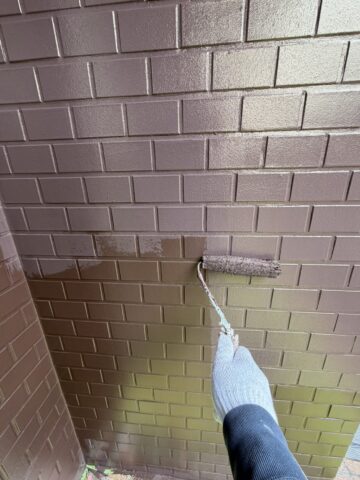 「タイル調外壁のダブルトーンダイヤモンド工法による塗装工程（意匠仕上げ）」