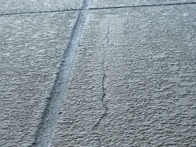 「ALC外壁のシーリング劣化とひび割れによる防水性能低下」