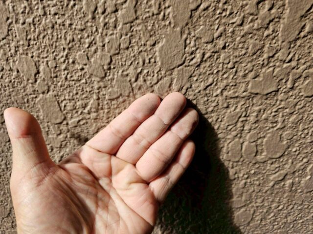 「外壁塗装の劣化によるチョーキング現象（白い粉の発生）大阪の住宅」