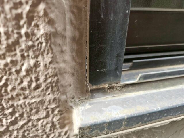 「ALC外壁のシーリング劣化とひび割れによる防水性能低下」