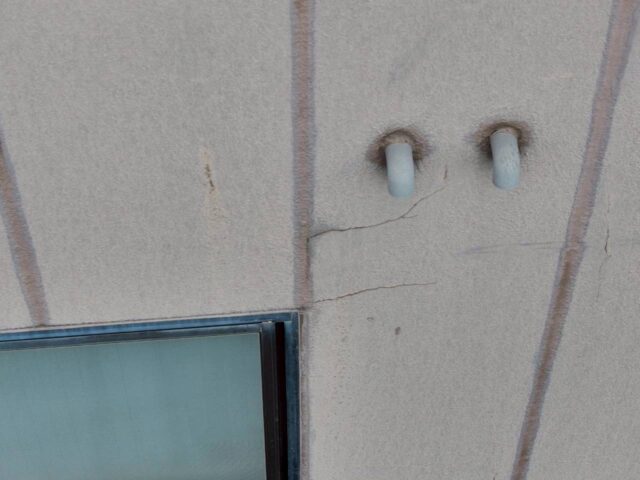 「ALC外壁のシーリング劣化とひび割れによる防水性能低下」