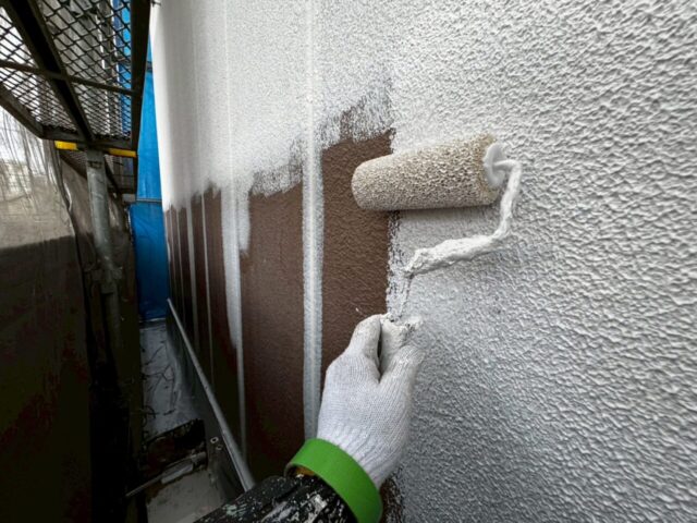 「外壁塗装の下地補修フィラーマスチック工法によるひび割れ対策（ALC外壁）」