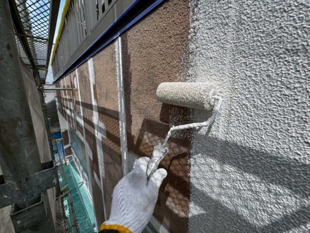 「外壁塗装の下地補修フィラーマスチック工法によるひび割れ対策（ALC外壁）」