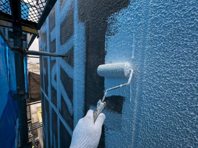 「外壁塗装の下地補修フィラーマスチック工法によるひび割れ対策（ALC外壁）」