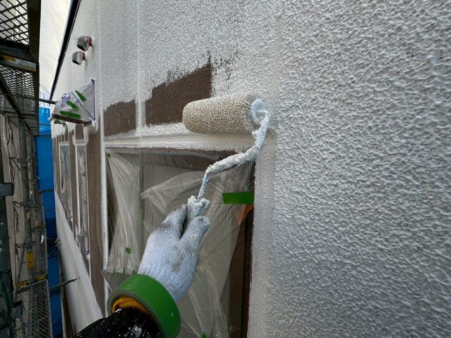 「外壁塗装の下地補修フィラーマスチック工法によるひび割れ対策（ALC外壁）」