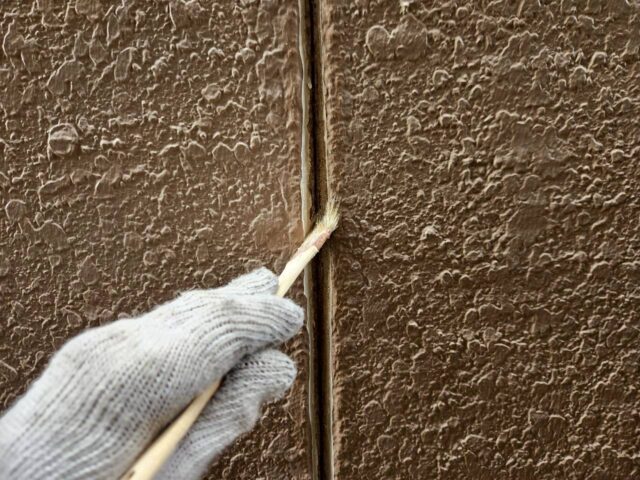 「ALC外壁のシーリング打ち替え工事（既存撤去後の充填作業）大阪の住宅」