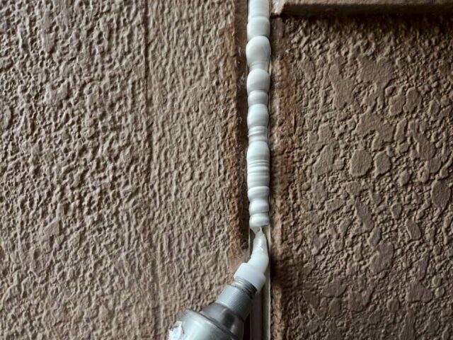 「ALC外壁のシーリング打ち替え工事（既存撤去後の充填作業）大阪の住宅」