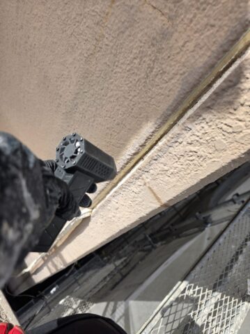 「ALC外壁のシーリング打ち替え工事（既存撤去後の充填作業）大阪の住宅」