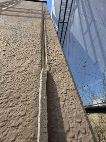 「ALC外壁のシーリング打ち替え工事（既存撤去後の充填作業）大阪の住宅」