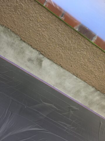 「シャッター交換に伴う外壁補修吹きのビフォーアフター（部分塗装による色合わせ）」