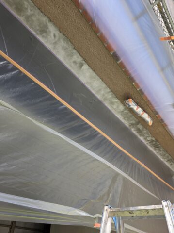 「シャッター交換に伴う外壁補修吹きのビフォーアフター（部分塗装による色合わせ）」