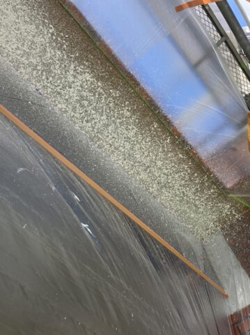 「シャッター交換に伴う外壁補修吹きのビフォーアフター（部分塗装による色合わせ）」