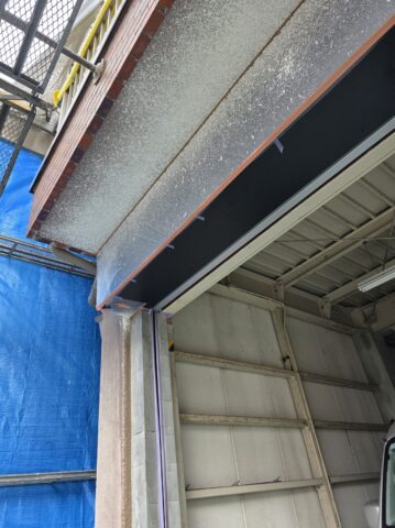 「シャッター交換に伴う外壁補修吹きのビフォーアフター（部分塗装による色合わせ）」