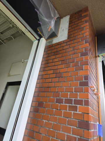 「タイル調外壁のダブルトーンダイヤモンド工法による塗装工程（意匠仕上げ）」