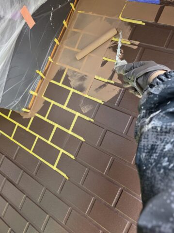 「タイル調外壁のダブルトーンダイヤモンド工法による塗装工程（意匠仕上げ）」