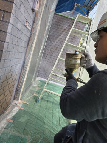 「タイル調外壁のダブルトーンダイヤモンド工法による塗装工程（意匠仕上げ）」