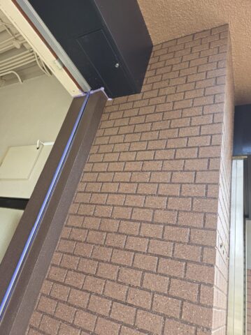 「ダブルトーン仕上げによるタイル調外壁塗装の完成（大阪）」