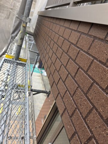 「タイル調外壁のダブルトーンダイヤモンド工法による塗装工程（意匠仕上げ）」