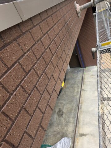 「タイル調外壁のダブルトーンダイヤモンド工法による塗装工程（意匠仕上げ）」