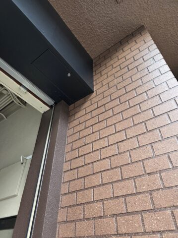 「タイル調外壁のダブルトーンダイヤモンド工法による塗装工程（意匠仕上げ）」