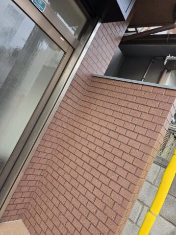 「タイル調外壁のダブルトーンダイヤモンド工法による塗装工程（意匠仕上げ）」