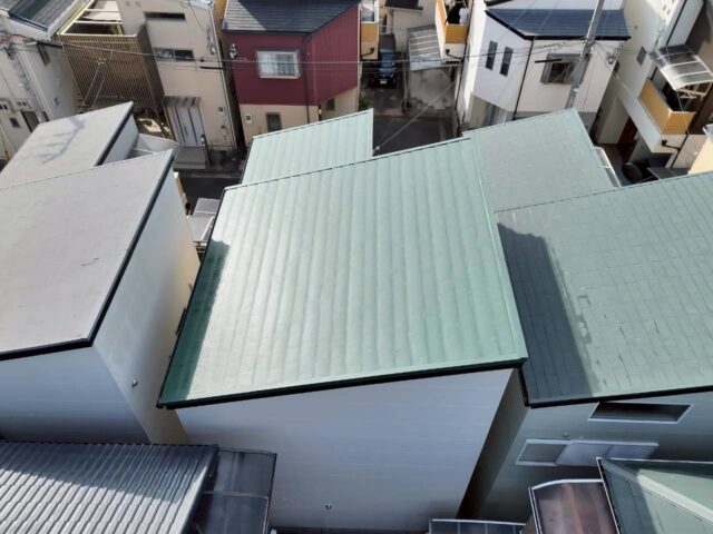 工事完了後、ドローンで上空から撮影した美しいガルバリウム屋根の写真