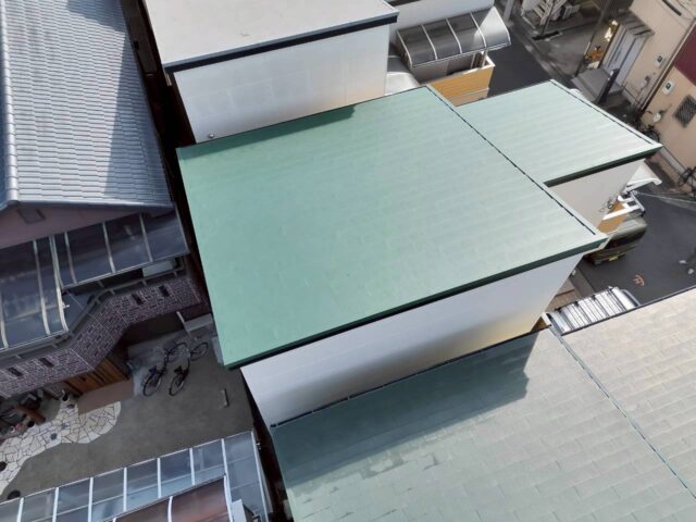 工事完了後、ドローンで上空から撮影した美しいガルバリウム屋根の写真