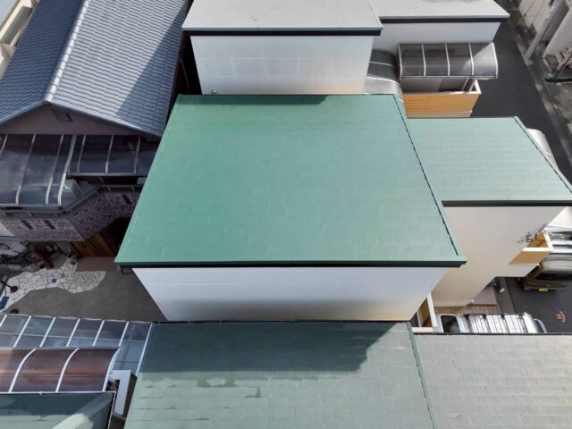 工事完了後、ドローンで上空から撮影した美しいガルバリウム屋根の写真