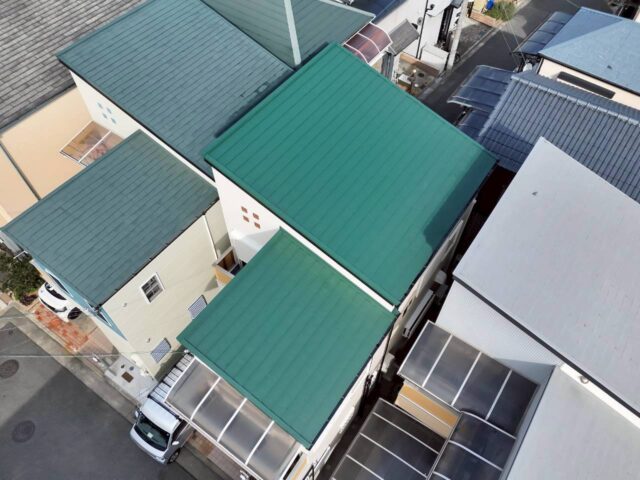 工事完了後、ドローンで上空から撮影した美しいガルバリウム屋根の写真