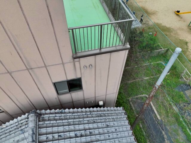 ドローンが撮影した外壁のサーモグラフィ画像(温度変化で雨漏りやタイルの浮きが赤や青で色分けされている)の写真