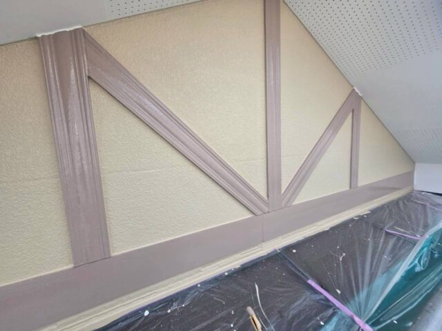 八尾市の戸建て住宅で、難付着サイディング塗装が美しく完工した全景写真)
