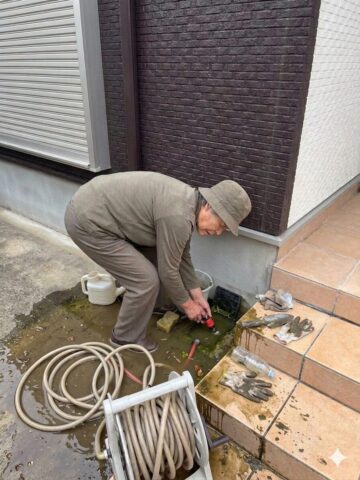 土や泥が溜まり、高齢の方や足腰が不自由な方には開閉が難しくなっている古い散水栓のビフォー写真