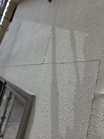 奈良県で見られた手抜き工事、悪質リフォーム、前回 他社で施工し塗膜がベリベリ。無数のひび割れ、築25〜30年のモルタル外壁(ひび割れや汚れがある状態)の戸建て住宅全景写真)