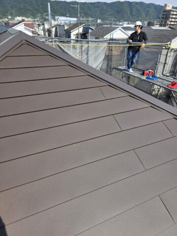 奈良の大阪寄りエリアの現場で、フラットで美しい鋼板の質感を持つシーガードが、屋根一面に整然と並んでいく様子を撮影した写真 アフター写真