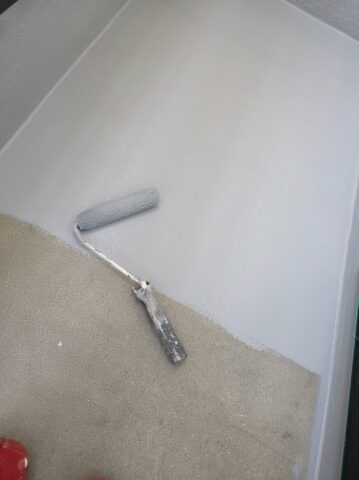 リボール防水の一斗缶、または臭いがないため安心して作業に集中できている職人の写真