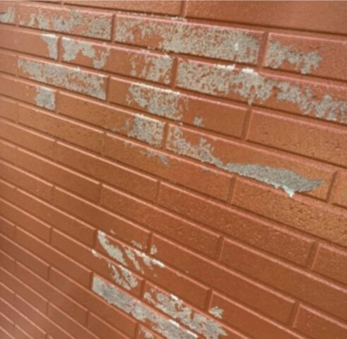通常の塗料を塗っても表面ではじかれてしまうイメージ、または塗膜が剥がれてしまった他社施工不良の事例写真