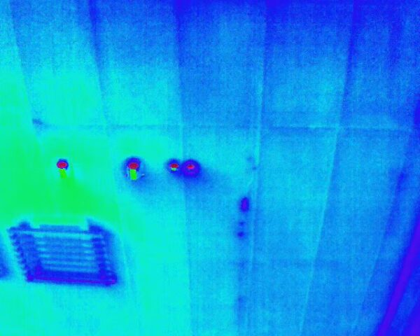 ドローンによる屋根全景・診断写真