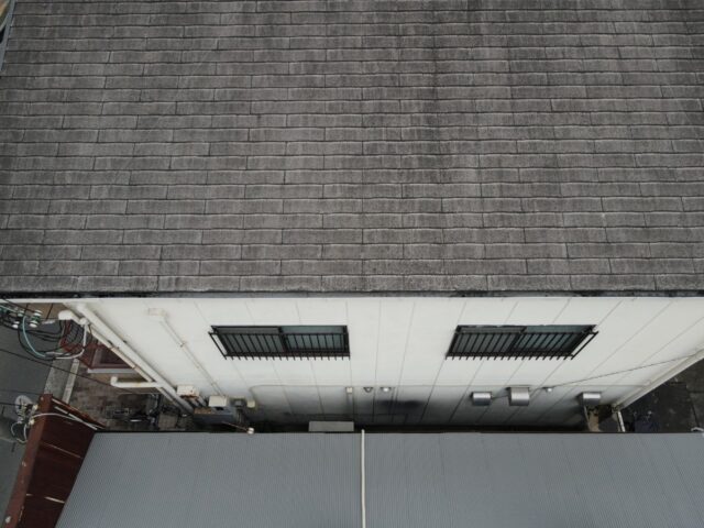ドローンで屋根を点検している写真