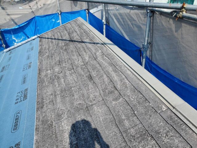 既存屋根の上にルーフィングを施工している写真
