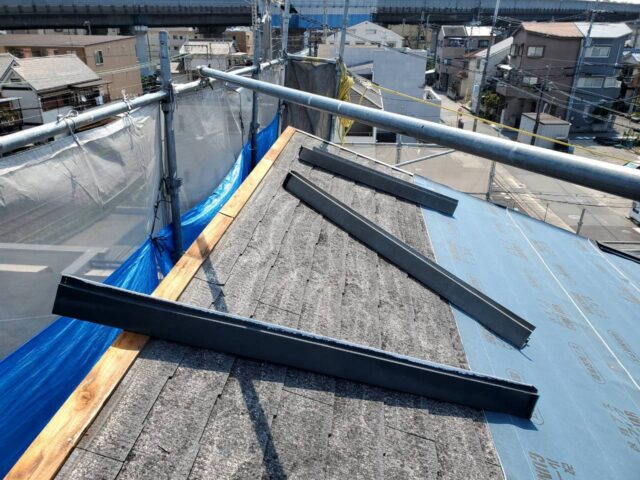既存屋根の上にルーフィングを施工している写真