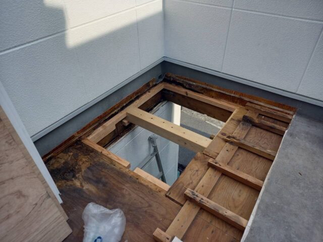 FRP防水をきれいに施工できるよう、接合部などを確認・調整します。