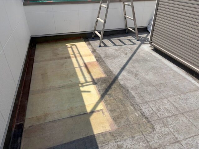 FRP防水の中塗り・上塗り施工中