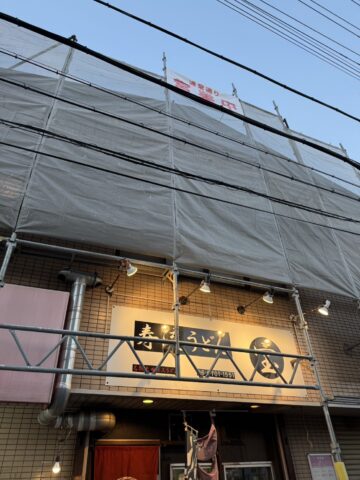 メッシュシートを設置した足場の写真
