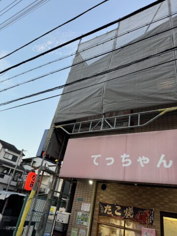 メッシュシートを設置した足場の写真