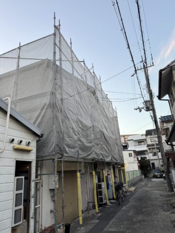 メッシュシートを設置した足場の写真