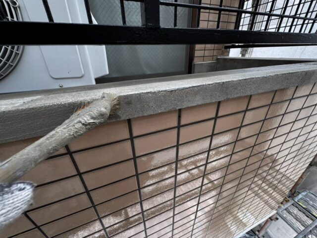 テナント店舗 外壁塗装をしている施工中の様子