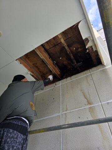 雨漏りの確認のため軒天を一部解体したベランダ改修工事の施工中